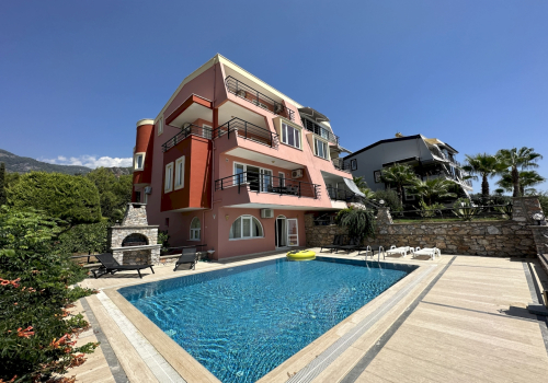 Havedukkert 240m² med Privat Pool