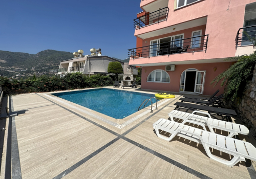 Havedukkert 240m² med Privat Pool